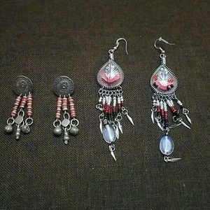 2 pairs of earrings